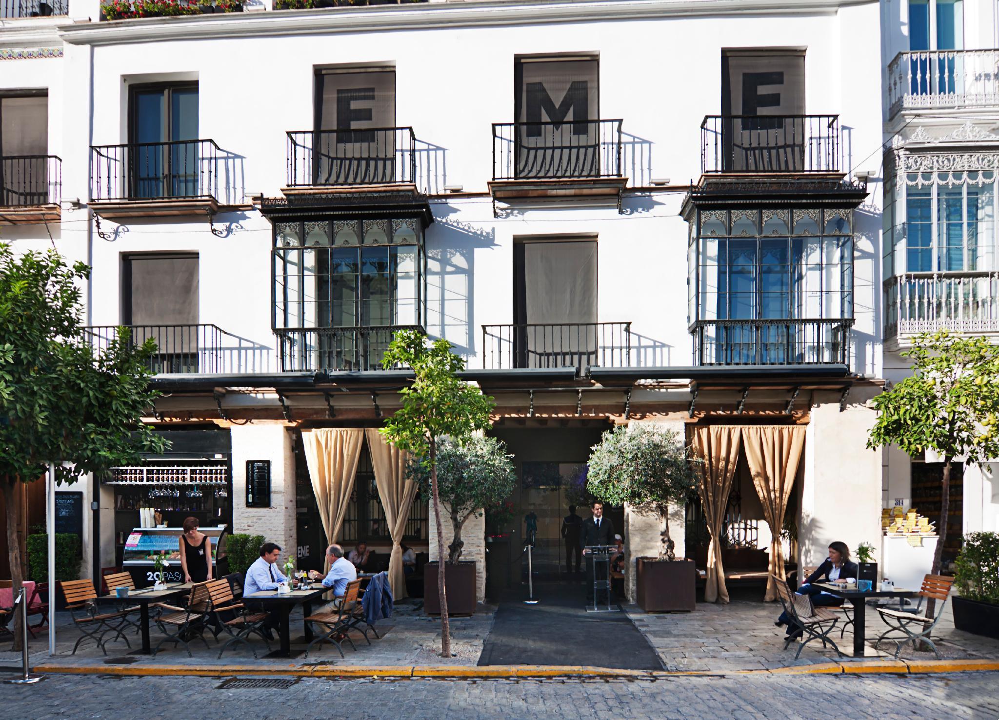 Eme Catedral Mercer Hotel Sevilla Kültér fotó A typical café in Seville