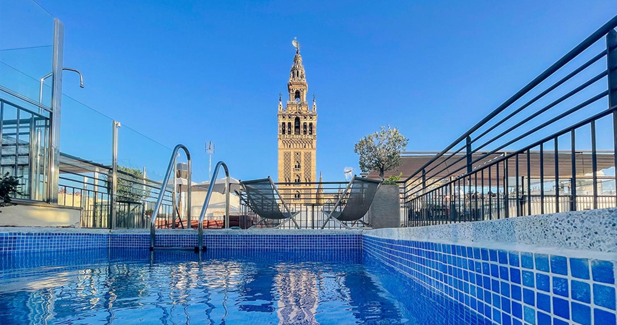 Eme Catedral Mercer Hotel Sevilla Kültér fotó The rooftop pool at the Hotel Casa 1800