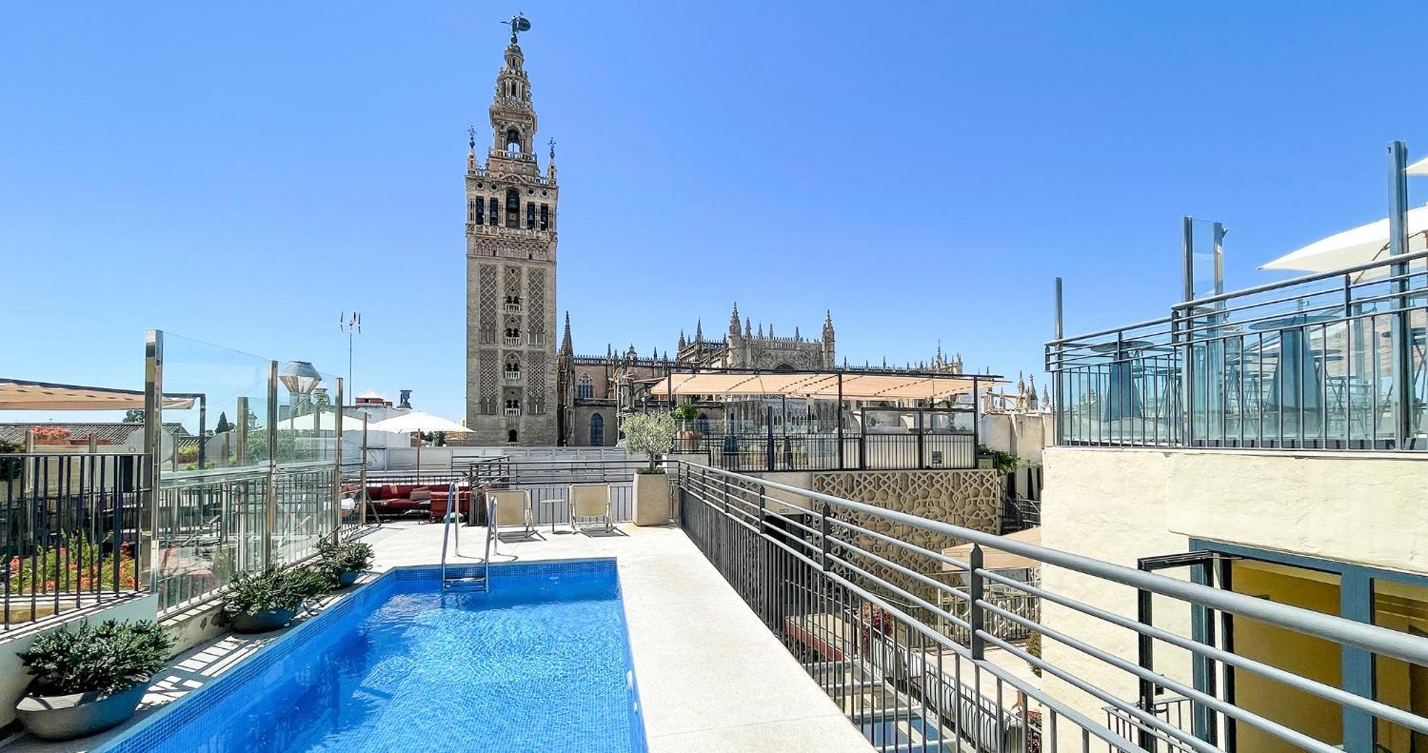 Eme Catedral Mercer Hotel Sevilla Kültér fotó Rooftop pool at Hotel Granada Center