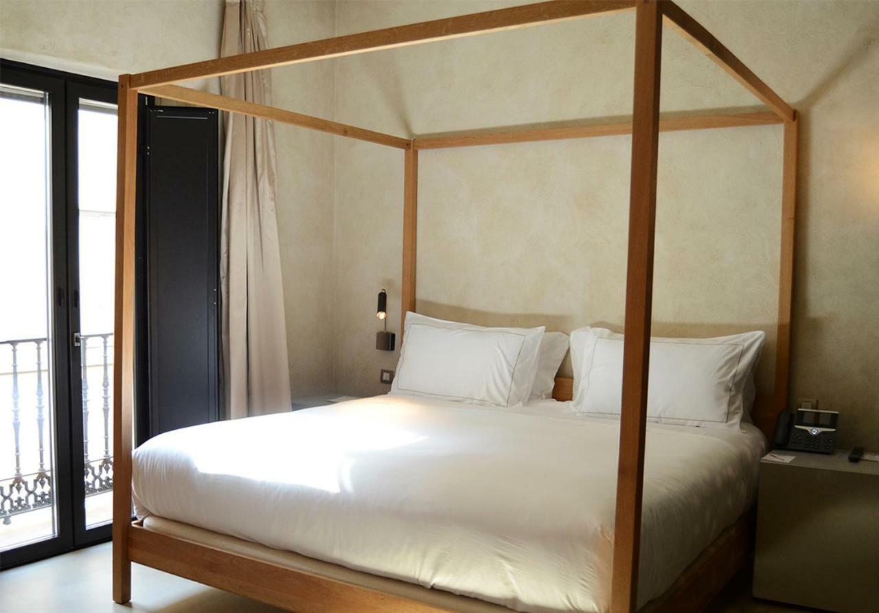 Eme Catedral Mercer Hotel Sevilla Kültér fotó A four-poster bed