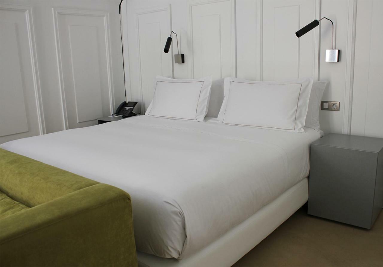 Eme Catedral Mercer Hotel Sevilla Kültér fotó A bed with a duvet