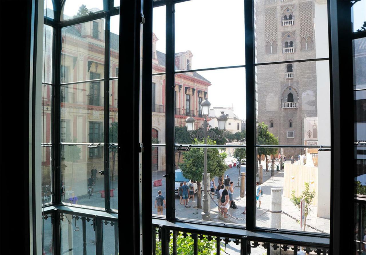 Eme Catedral Mercer Hotel Sevilla Kültér fotó A window in the house of Picasso in Barcelona