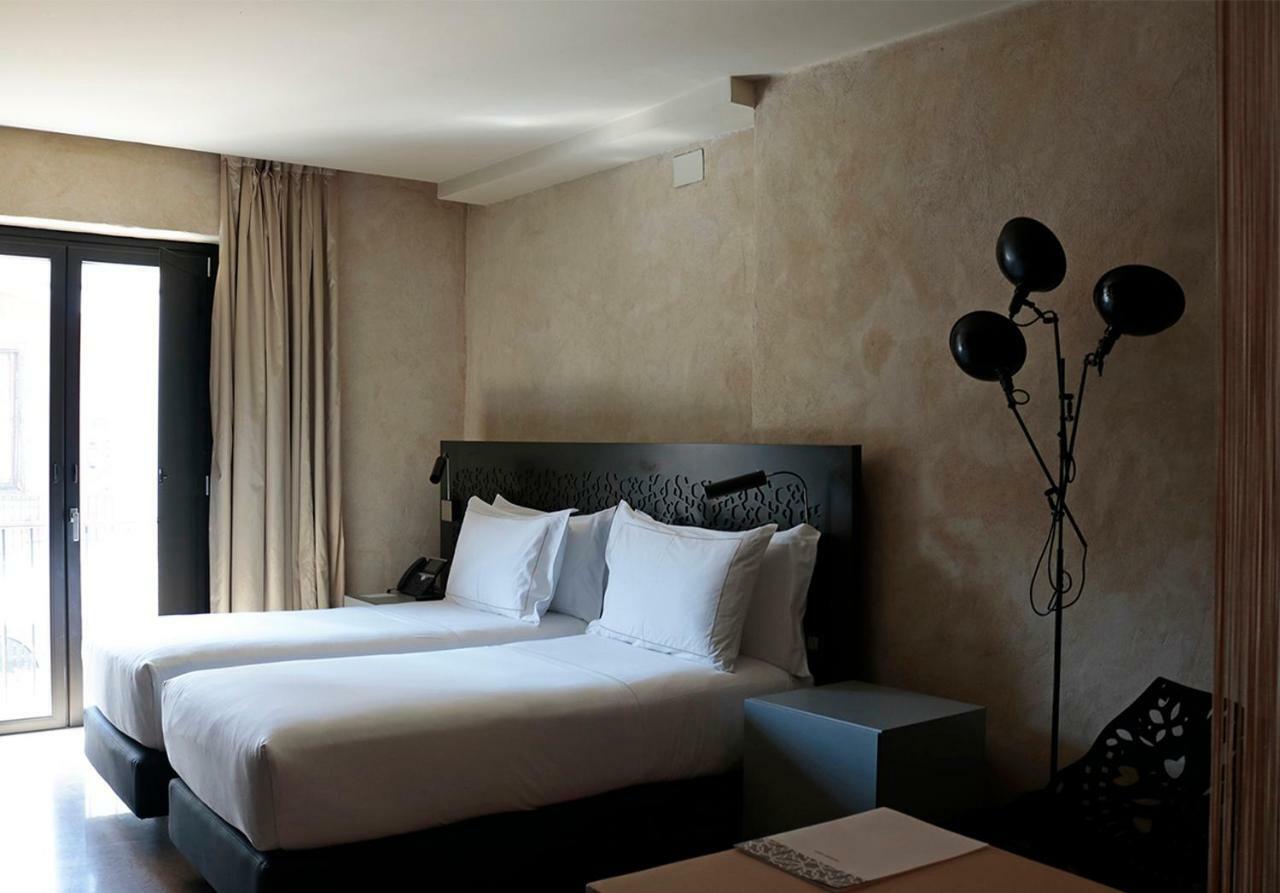 Eme Catedral Mercer Hotel Sevilla Kültér fotó A room at the hotel
