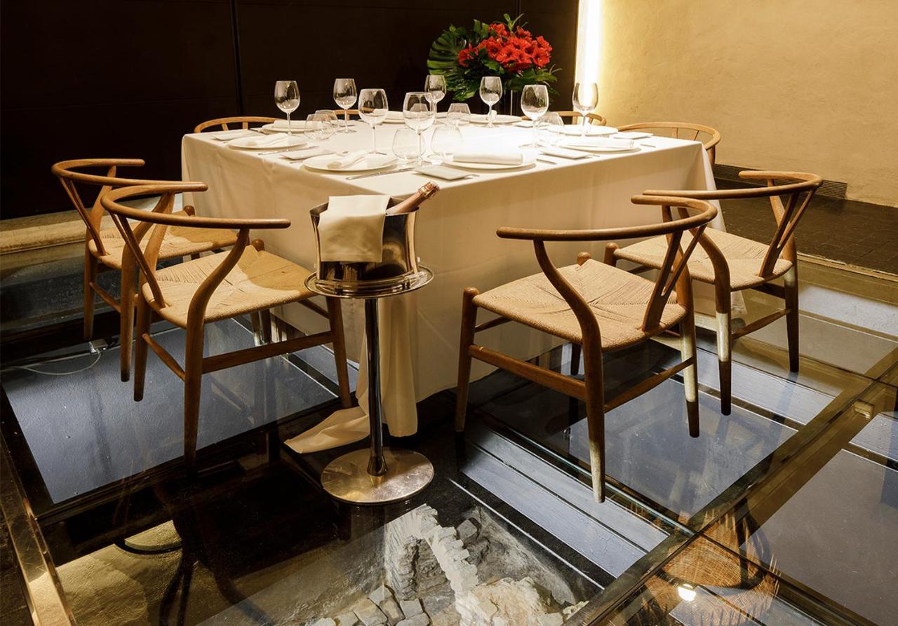 Eme Catedral Mercer Hotel Sevilla Kültér fotó Ch24 chairs at the Mandarin Oriental, Hong Kong