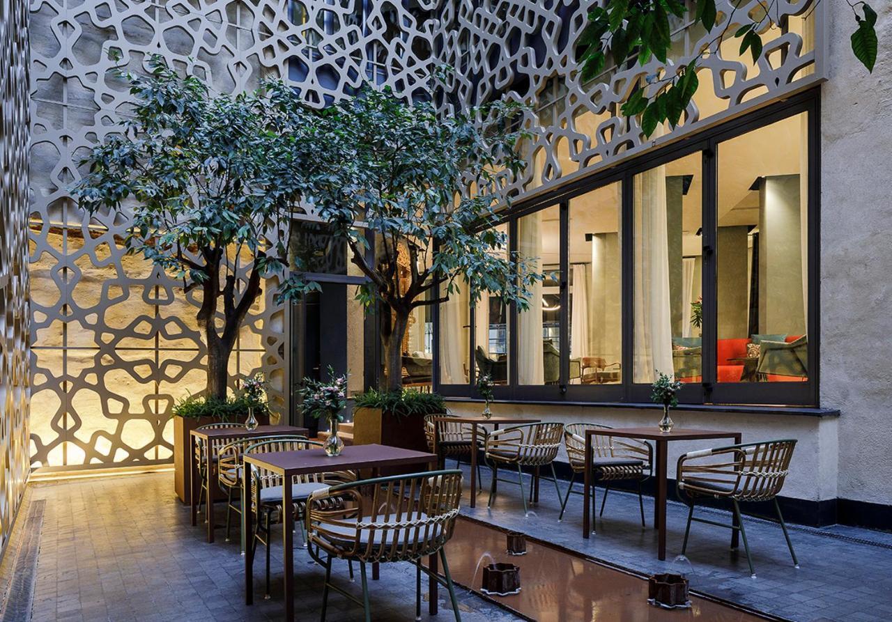 Eme Catedral Mercer Hotel Sevilla Kültér fotó The courtyard of the hotel