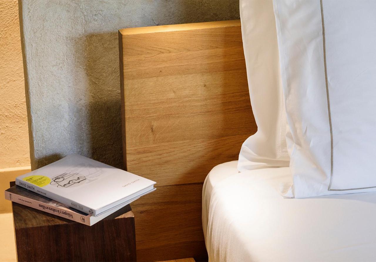 Eme Catedral Mercer Hotel Sevilla Kültér fotó A bed with a duvet